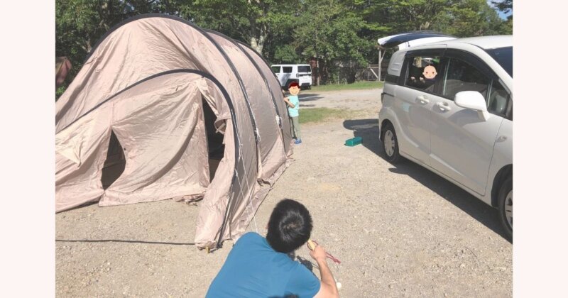子連れキャンプ、テント設営の様子